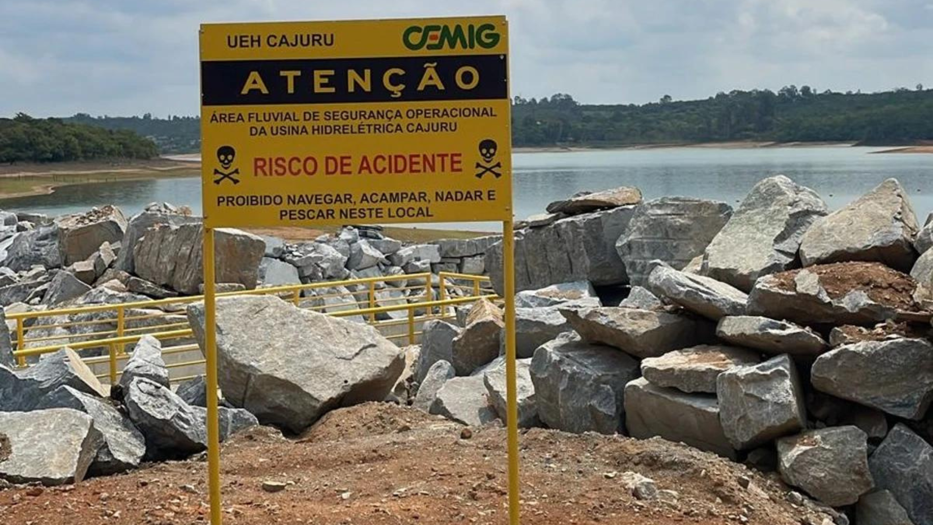 Cemig emite alerta sobre invasões em área de segurança na UHE Cajuru, reforçando o perigo de acidentes graves.