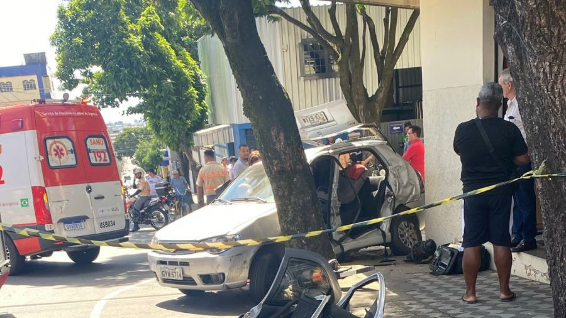 Grave Acidente na Avenida Paraná em Divinópolis Deixa Duas Pessoas Feridas.