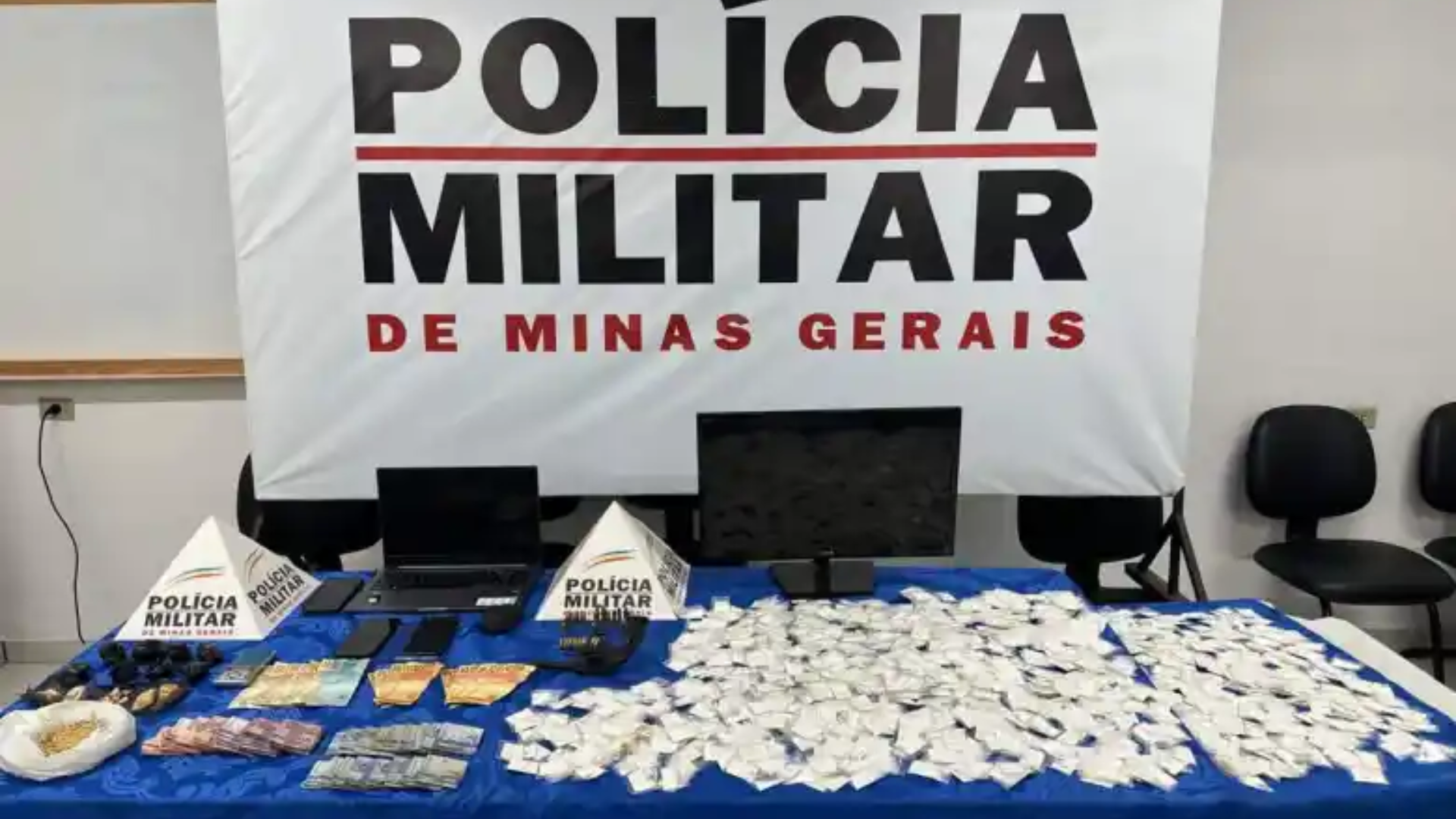 Polícia Militar de Formiga apreende arsenal de drogas e arma no bairro Mangabeiras.