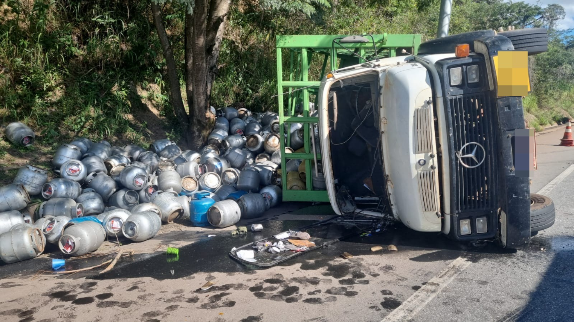 Acidente com Carreta em Pará de Minas Deixa Três Feridos.