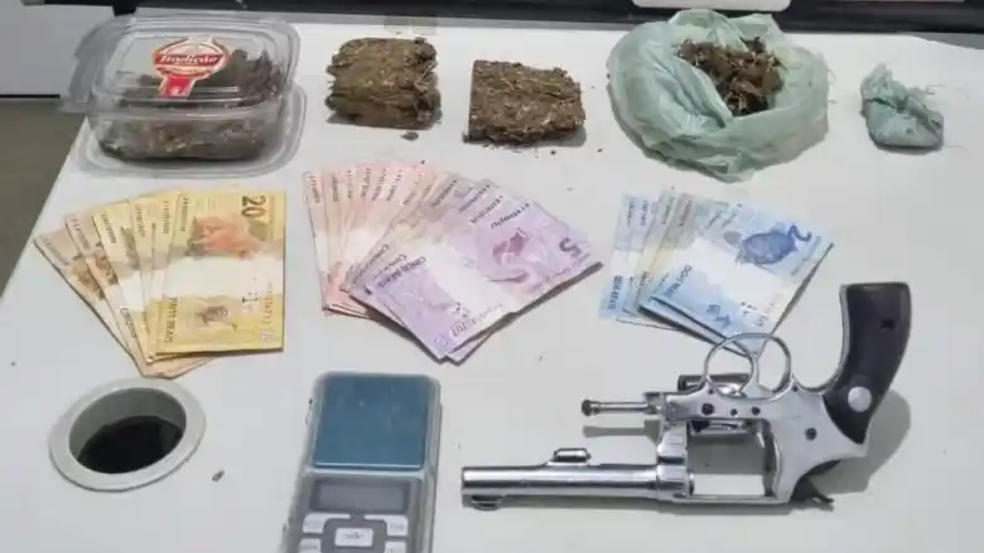 Traficante é Preso com Drogas e Arma em Bom Despacho.