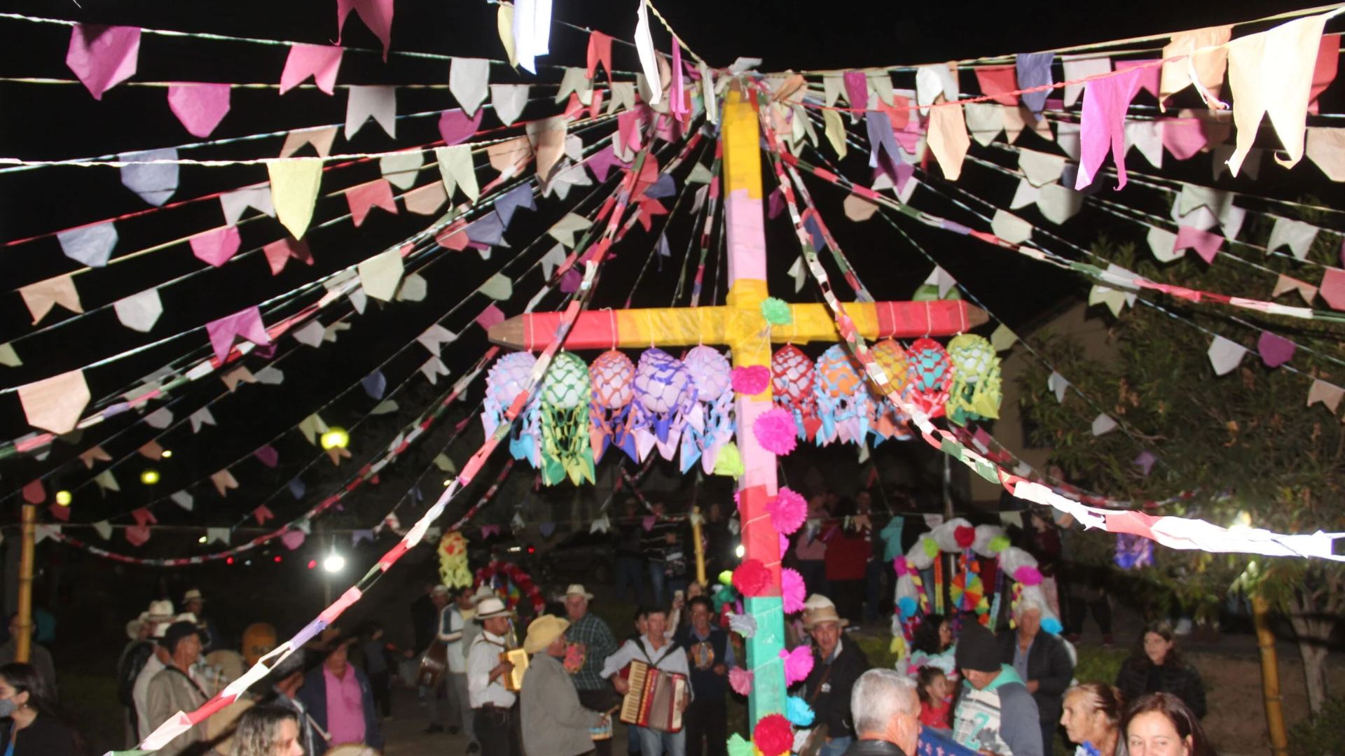 Comunidade do Quilombo se Prepara para a Tradicional Festa de Cruz.