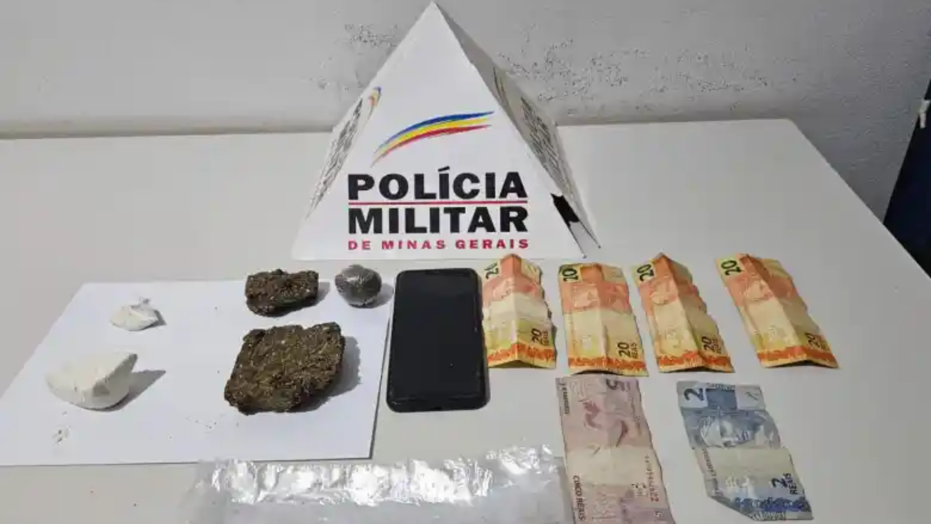 PM Prende Traficante e Apreende Menor por Tráfico de Drogas em São Sebastião do Oeste.