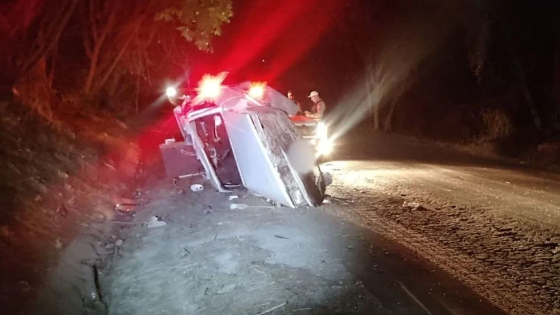 Carro Cai em Barranco e Deixa Seis Feridos, Incluindo Três Crianças, em Iguatama.