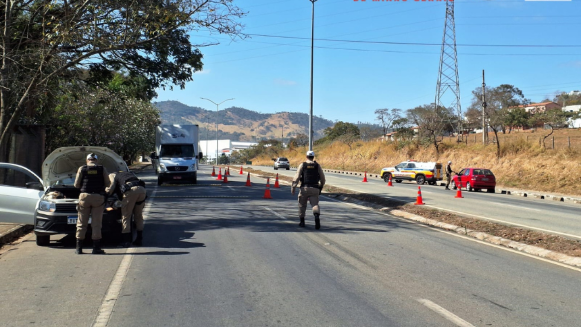 Operação Policial na MG-260 em Cláudio Apreende Veículos Irregulares e Prende Condutores.