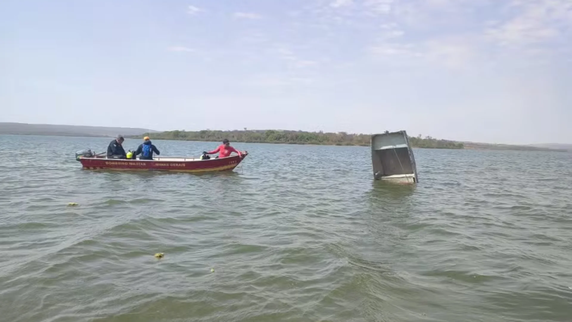 Barco Vira em Represa de Pompéu: Bombeiros Buscam Vítimas Desaparecidas.